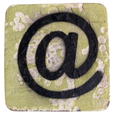 Houten Symbool Apenstaartje - Olijfgroen Houten Symbool Apenstaartje - Olijfgroen