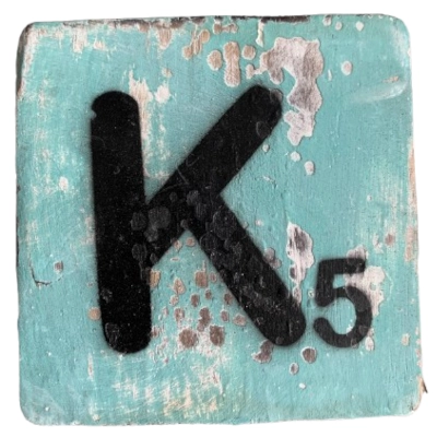 Houten Scrabble Letter K - Blauw-Groen 10x10 cm