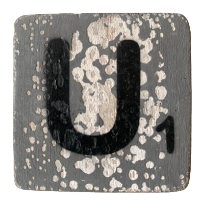 Houten Scrabble Letter U - Donkergrijs