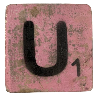 Houten Scrabble Letter U - Donkerroze - 10x10