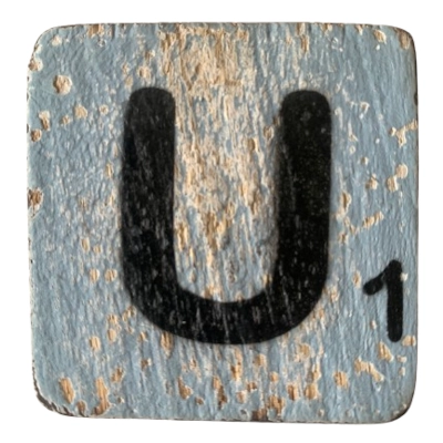 Houten Scrabble Letter U - Grijs-Blauw